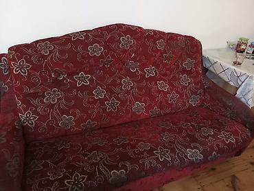 Divanlar: - Qırmızı rəngli, çiçək naxışlı yumşaq divan - 3 nəfərlik oturacaq — 1