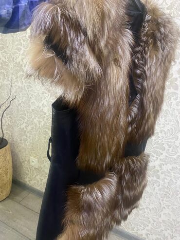 желетки in Кыргызстан | ЖИЛЕТКИ: Желетка мех «лиса» комбинирована с кожей размер 46-48. Цена 5000 сом