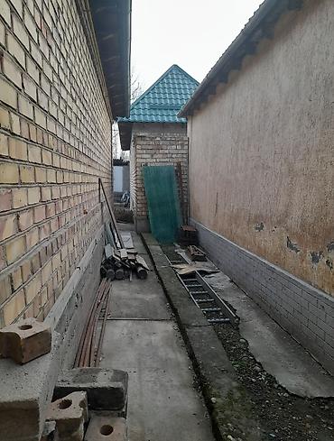 Продажа коттеджей и домов: * Продаётся :В районе К өлмө * Два дома на участке в 4 сотки в черте — 6