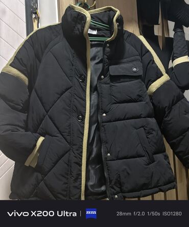 Пуховики и зимние куртки: Трендовый утеплённый зимний пуховик с акцентной отделкой — тепло — 2