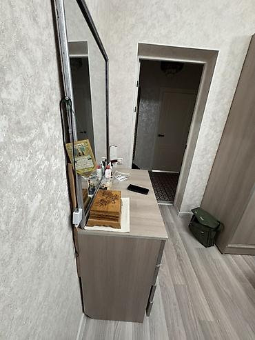 Жасануучу столдор: Столик-комод с зеркалом - Комплект: комод с выдвижными ящиками и — 1