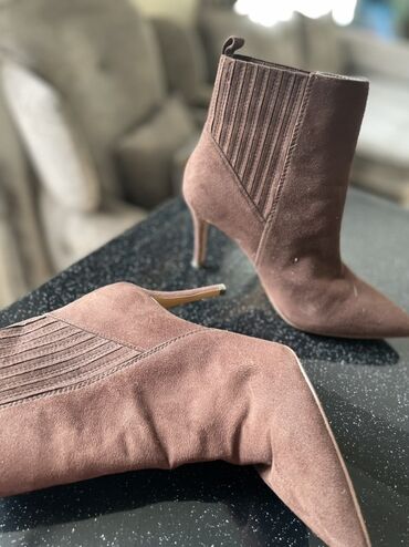 детские вязаные пинетки: Məhsul: Qadın qısa çəkmə – Charles & Keith - Model: İncə dabanlı