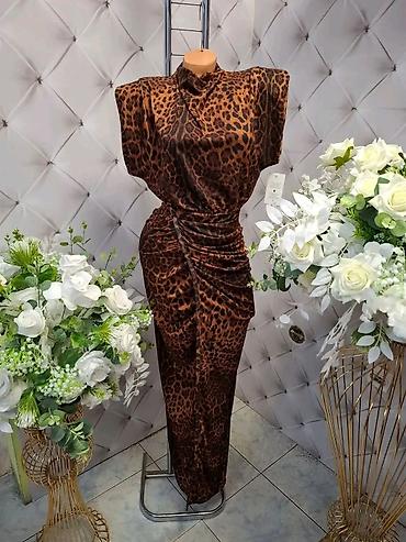 binarni sat: Elegantna ženska haljina sa leopard printom - Duga, uska silueta koja — 1