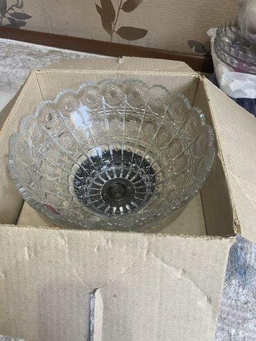 граненный стакан: Стеклянная ваза-конфетница на высокой ножке - Материал: прозрачное