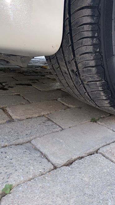 Təkərlər: Avtomobil şini – yay/yol naqişli - Təkər tipi: yol (asfalt) üçün