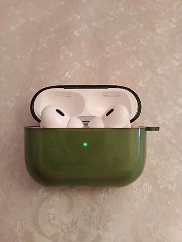 чехол airpods 2: İdeal vəziyyətdədir alandan kaburada işlənilib adaptrı və kaburası — 1