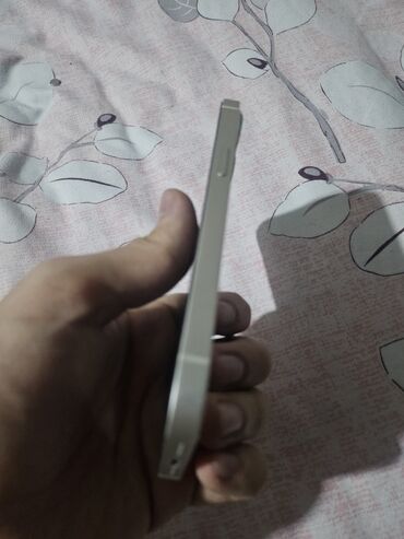 Apple iPhone: IPhone 13, Б/у, 128 ГБ, Белый, Чехол, 77 % — 9