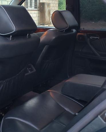 Mercedes-Benz: Mercedes-Benz E 240: 2.4 l | 2000 il Sedan — 11