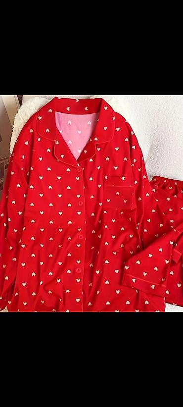 Qadın pijama dəsti – qırmızı rəngdə, ağ ürək naxışlı. - Üst