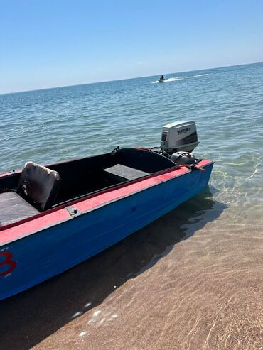 Водный транспорт: Моторная лодка с контрастным сине-красным корпусом и черным — 3