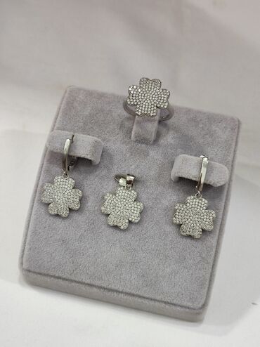 бриллиантовый набор серьги и кольцо: Новинка Италия Серебро 925 Размеры имеются Цена 3500сом Есть