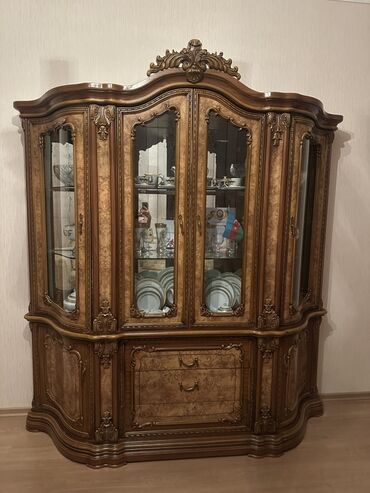 Biznes üçün program təminatı: Şüşəli dolab vitrini