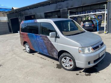 фолсваген б 5: Минивэн Honda Stepwgn серебристого цвета с оригинальной многоцветной