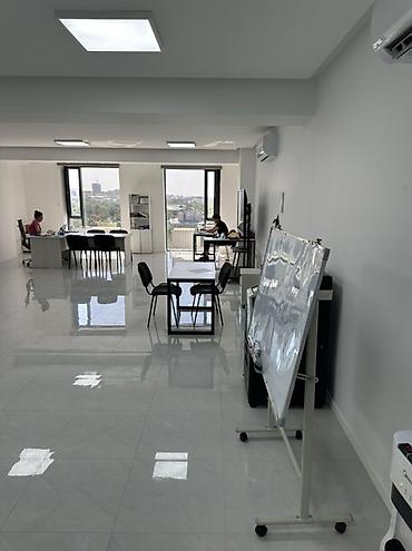 бц лондон: Аренда офисов, 92 м², В бизнес центре, 1 линия, С видом на горы, С оборудованием — 6