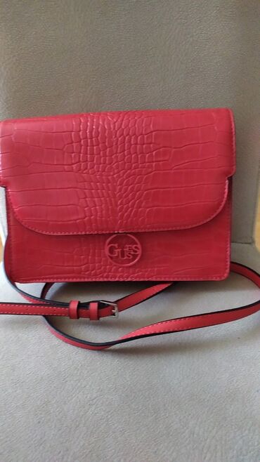 женские кожанные перчатки: Çiyin çantası, Guess, Yeni