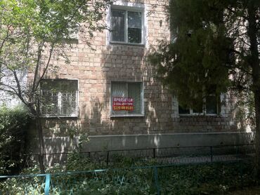 сдается квартира 6 микрорайон: 3 комнаты, 58 м², 1 этаж, Старый ремонт