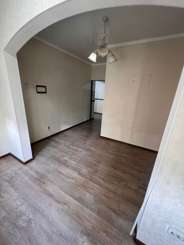 куплю 4 х комнатную квартиру в бишкеке: 2 комнаты, 75 м², 108 серия, 4 этаж, Евроремонт