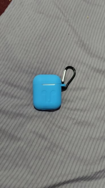 один наушник: Продаю наушник с чехолом новый по блютусу подходит на все