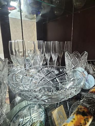 Kəpək naxışlı şüşə vitrində toplanmış dekorativ qab-qacaq və kristal at lalafo.az — 4 Kəpək naxışlı şüşə vitrində toplanmış dekorativ qab-qacaq və kristal — 4