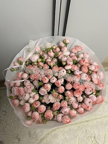 цветы большие: Букет из кустовых роз нежно‑розового оттенка - Состав: кустовые розы — 1