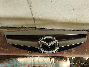 Передняя решетка радиатора Mazda с крупным фирменным логотипом по