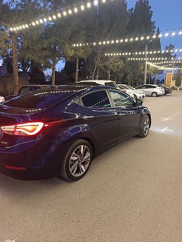 Hyundai: Hyundai Elantra sedan - Kuzov: dərin mavi rəng, idman üslublu ön və — 4