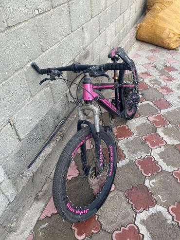 шлем для лыж: Велосипед Jeep MTB в черно-розовом цвете. Рама выполнена в спортивном