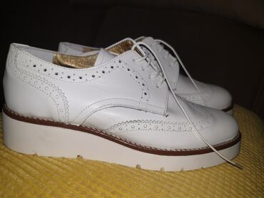 Оксфорддор: Продаю качественную новую женскую обувь. Новые!!! Цвет- белый Размер-