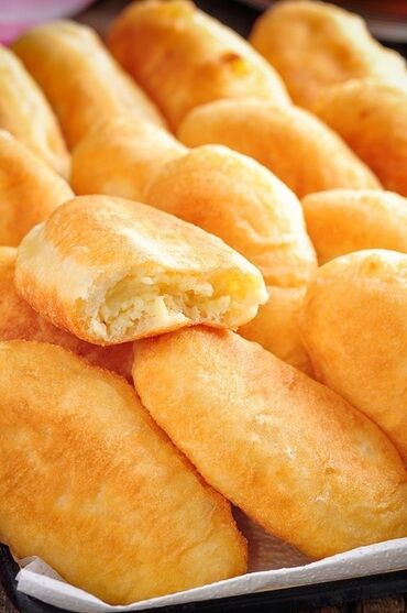 Выпечка, хлебобулочные изделия: Сосиски в тесте, свежая выпечка из пекарни. - Румяная, глянцевая — 3