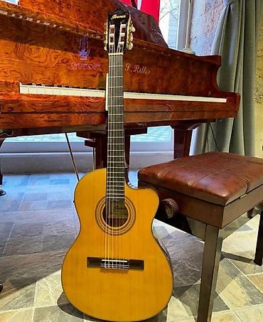 Gitaralar: İbanez GA5TCE-AM fonunda öz möhtəşəm rəngi ilə S.Ritter royalı — 1