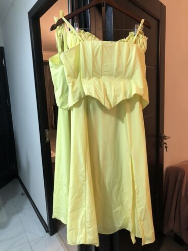 Gündəlik donlar: Sitrus-sarı rəngli qadın paltarı - Model: midi uzunluq, A-kəsim ətək