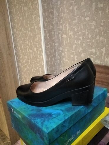 Женская обувь: Туфли Размер: 37, цвет - Черный