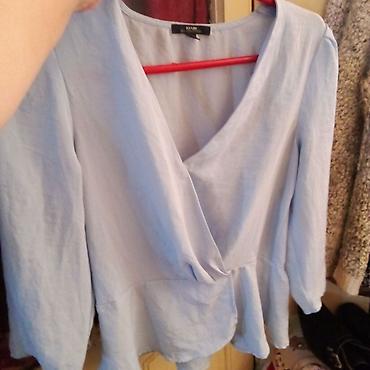 bez aparata: Svetloplava ženska bluza elegantnog i nežnog kroja. Model je sa — 1