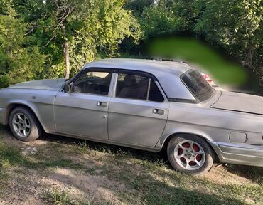 Digər avtomobillər: Gümüşü rəngdə olan bu sedan, klassik dizaynı və rahat interyeri ilə — 11