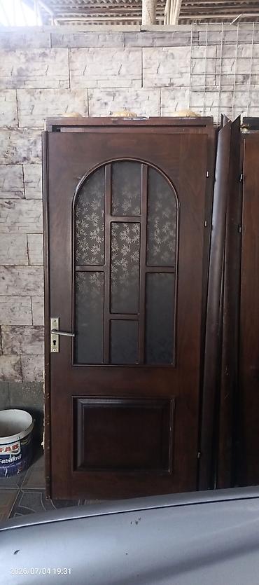 Otaq qapıları – tünd qəhvəyi rəngdə, klassik üslub. - Material: ağac