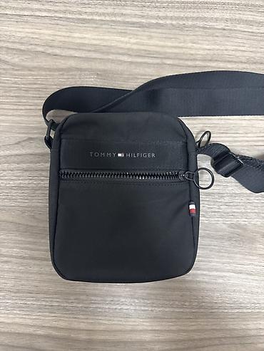 Сумка через плечо Tommy Hilfiger - Компактная вертикальная модель at lalafo.kg Сумка через плечо Tommy Hilfiger - Компактная вертикальная модель