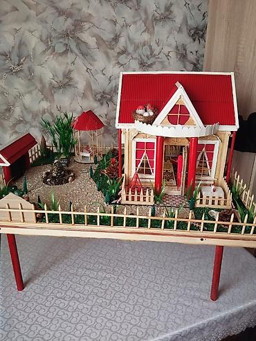 şekide satilan evler: Miniatür ev modeli, qırmızı damı və ətrafında hasarlı yaşıllığı ilə — 1