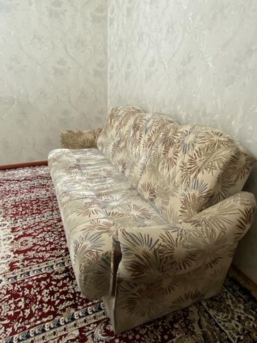 Диваны: Продается диван с двумя креслами
Цену уточнять
Обращаться по номеру