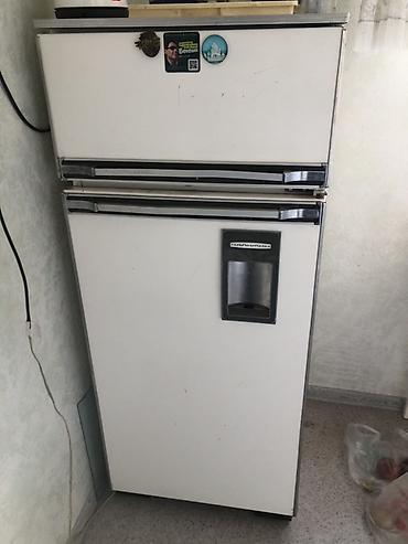 mini fridge: Двухкамерный холодильник с верхней морозильной камерой. Особенности — 2