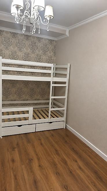 bunk bed: Двухъярусная детская кровать из массива, белого цвета. - Компактная — 1