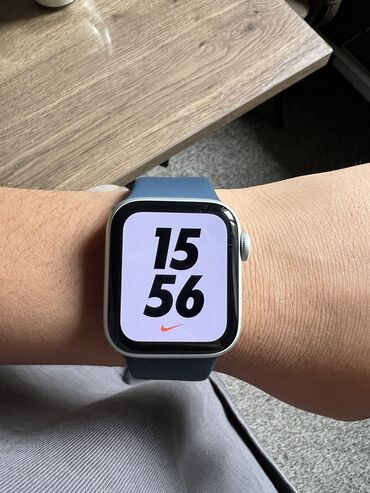 Apple Watch: Apple Watch (SE 2поколение), корпус алюминий, цвет серебристый. Размер