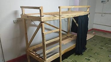bunk bed: Двухъярусная кровать-чердак из массива дерева. Характеристики: - — 2