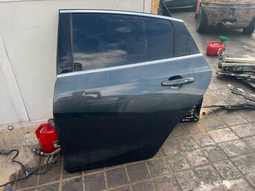 Avtomobil qapıları: Chevrolet Malibu modelinə aid, boz rəngdə olan avtomobil qapısı. Qapı — 2