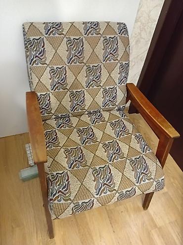 Kreslo – taxta karkaslı, yumşaq oturacaq və arxalıqla. - Material