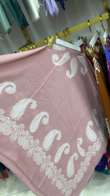 Baş geyimləri: Kelagâyi 100 % silk.olcusü 140/140 eni üzunu.ýenidir,qutu elavə 5 — 5