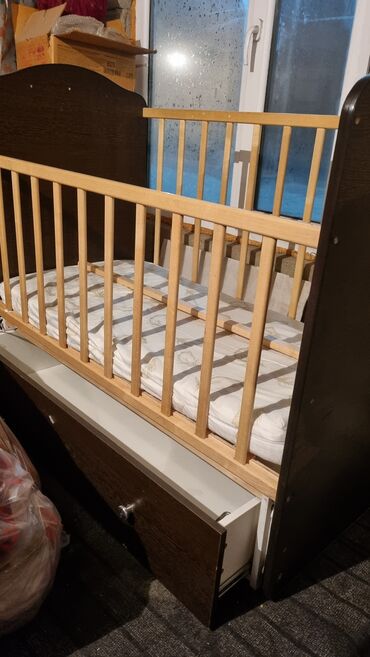 Детские кровати: Продаю детскую кровать с матрасом. Кровать с выдвижными полками в