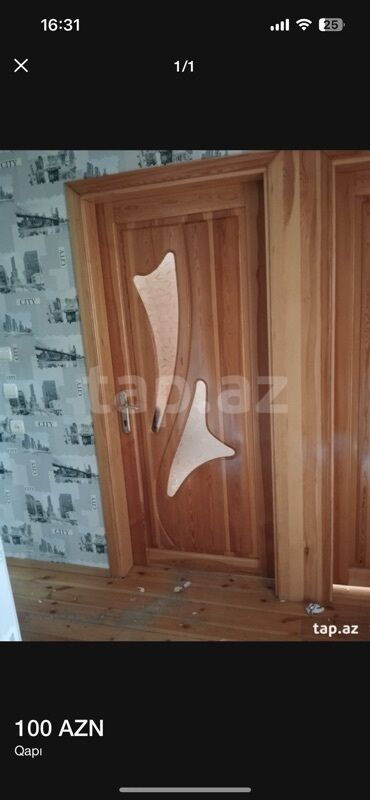 Giriş qapıları: Taxta materialdan hazırlanmış, müasir dizaynlı qapı. Bu qapı, evinizə