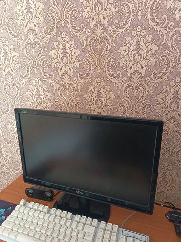 Masaüstü kompüterlər və iş stansiyaları: Fujitsu stolüstü kompüter seti Tərkib: - Fujitsu mid-tower sistem — 8