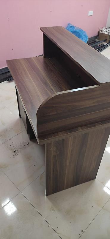 qoz: Ofis resepsiyon/iş masası – qəhvəyi ağac teksturalı MDF-laminate — 3