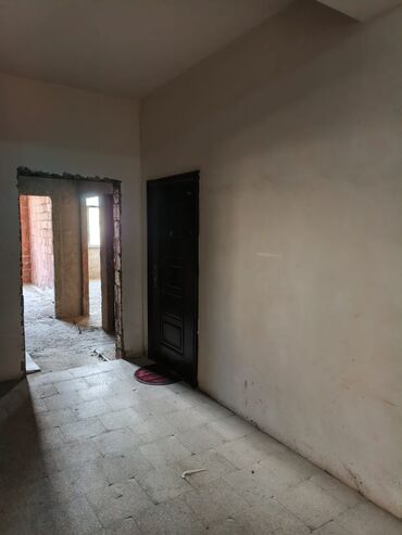 Mağazalar: Bina 28 may küçəsində yerləşir Ev binanın 3 cü mərtəbəsində yerləşir — 9